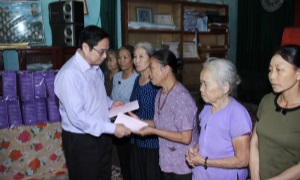 Đồng chí Phạm Minh Chính, Ủy viên Bộ Chính trị, Bí thư Trung ương Đảng, Trưởng Ban Tổ chức Trung ương  thăm, tặng quà nhân dân vùng lũ tỉnh Thanh Hóa